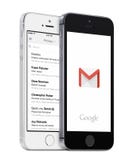 Google Gmail app en Gmail inbox op wit en zwart Apple iPhones stock afbeeldingen Google Gmail app en Gmail inbox op wit en zwart Apple iPhones stock afbeeldingen