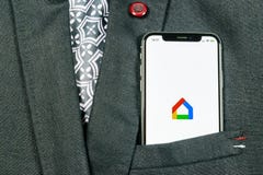 Google se dirige el icono del uso en el primer de la pantalla del smartphone del iPhone X de Apple en bolsillo de la chaqueta Ico imagenes de archivo Google se dirige el icono del uso en el primer de la pantalla del smartphone del iPhone X de Apple en bolsillo de la chaqueta Ico imagenes de archivo