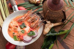 Goong de la sopa o de tom de Tom Yum yum, una gamba picante tradicional tailandesa tan imagen de archivo Goong de la sopa o de tom de Tom Yum yum, una gamba picante tradicional tailandesa tan imagen de archivo