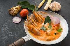 Goong de la sopa o de tom de Tom Yum yum, una gamba picante tradicional tailandesa tan imágenes de archivo libres de regalías Goong de la sopa o de tom de Tom Yum yum, una gamba picante tradicional tailandesa tan imágenes de archivo libres de regalías