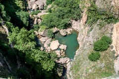 Gorge profonde avec le lac à Ronda l'espagne photos stock Gorge profonde avec le lac à Ronda l'espagne photos stock