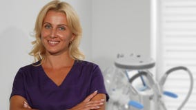 Gorgeous mature female doctor posing at her office stock photography Gorgeous mature female doctor posing at her office stock photography