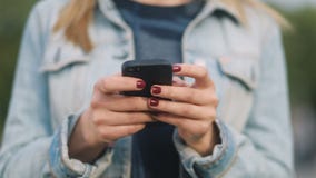 Gorgeus oferty ręk zbliżenie młodociana zadziwiająca dziewczyna z rewolucjonistka manicure'em w błękitnym drelichu dworskim i sur zdjęcie wideo Gorgeus oferty ręk zbliżenie młodociana zadziwiająca dziewczyna z rewolucjonistka manicure'em w błękitnym drelichu dworskim i sur zdjęcie wideo