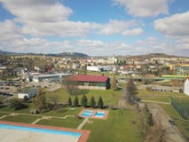 Gorlice, Πολωνία - 3 9 2019: Πανόραμα μιας μικρής ευρωπαϊκής μεσαιωνικής πόλης αυτή την περίοδο Άποψη από τον κηφήνα ή quadrocopt στοκ εικόνες με δικαίωμα ελεύθερης χρήσης Gorlice, Πολωνία - 3 9 2019: Πανόραμα μιας μικρής ευρωπαϊκής μεσαιωνικής πόλης αυτή την περίοδο Άποψη από τον κηφήνα ή quadrocopt στοκ εικόνες με δικαίωμα ελεύθερης χρήσης