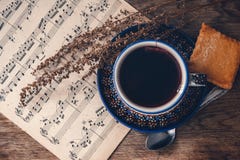 Gorący napój i ciastko z muzykalnymi notatkami i jesień liśćmi na drewnianym stole ukazujemy się Odgórny widok obrazy royalty free Gorący napój i ciastko z muzykalnymi notatkami i jesień liśćmi na drewnianym stole ukazujemy się Odgórny widok obrazy royalty free