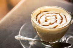 Gorąca latte sztuki kawa (Filtrujący wizerunek przetwarzający rocznik Zdjęcie Royalty Free Gorąca latte sztuki kawa (Filtrujący wizerunek przetwarzający rocznik Zdjęcie Royalty Free