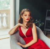 Gorąca młoda dorosłego, dumnej i rozkazodawczej kobieta, ubierająca w długiej szkarłatnej czerwieni sukni długo, seksualnie trzym obrazy royalty free Gorąca młoda dorosłego, dumnej i rozkazodawczej kobieta, ubierająca w długiej szkarłatnej czerwieni sukni długo, seksualnie trzym obrazy royalty free