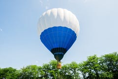 Gorące powietrze balon nad parkiem z niebieskim niebem obrazy stock Gorące powietrze balon nad parkiem z niebieskim niebem obrazy stock