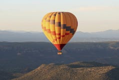 Gorące powietrze balon Wznosi się Blisko Sedona, Arizona Fotografia Stock Gorące powietrze balon Wznosi się Blisko Sedona, Arizona Fotografia Stock