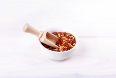 Gorący chili pieprzu płatki na bielu obraz stock Gorący chili pieprzu płatki na bielu obraz stock