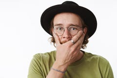 Gosh co Mnie robić Portret ogłuszony szokujący faceta uczucia pożałowanie trzyma rękę na usta patrzeje niespokojny i niespokojny obrazy stock Gosh co Mnie robić Portret ogłuszony szokujący faceta uczucia pożałowanie trzyma rękę na usta patrzeje niespokojny i niespokojny obrazy stock