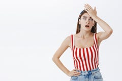 Gosh dlaczego ja Portret nieszczęśliwa nierada i dokuczająca młoda arogancka kobieta w pasiastym wierzchołku facepalming z drażni zdjęcia royalty free Gosh dlaczego ja Portret nieszczęśliwa nierada i dokuczająca młoda arogancka kobieta w pasiastym wierzchołku facepalming z drażni zdjęcia royalty free