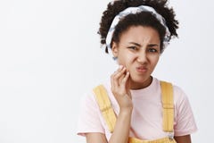Gosh não acne outra vez Fêmea bonito infeliz desagradada que tem problemas com skincare, espinha tocante no mordente e olhando de imagem de stock royalty free Gosh não acne outra vez Fêmea bonito infeliz desagradada que tem problemas com skincare, espinha tocante no mordente e olhando de imagem de stock royalty free