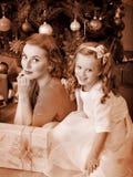 Gosse avec la mère près de l'arbre de Noël. Photo stock Gosse avec la mère près de l'arbre de Noël. Photo stock