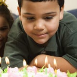 Gosses et gâteau d'anniversaire. photographie stock libre de droits Gosses et gâteau d'anniversaire. photographie stock libre de droits