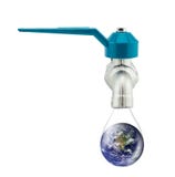 Gota da água que corre do reflorestamento do aqua da economia da torneira do torneira foto de stock Gota da água que corre do reflorestamento do aqua da economia da torneira do torneira foto de stock