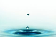 Gota pura e clara da água fotografia de stock royalty free Gota pura e clara da água fotografia de stock royalty free