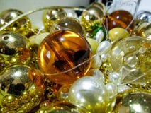 Gotas y perlas de oro brillantes coloridas foto de archivo libre de regalías Gotas y perlas de oro brillantes coloridas foto de archivo libre de regalías