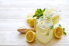 Goten de de zomer gezonde niet alcoholische cocktails, citrusvrucht waterdranken, limonades met kalkcitroen of sinaasappel, dieet stock afbeelding Goten de de zomer gezonde niet alcoholische cocktails, citrusvrucht waterdranken, limonades met kalkcitroen of sinaasappel, dieet stock afbeelding