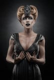 Gotisk blond vampiric kvinna fotografering för bildbyråer Gotisk blond vampiric kvinna fotografering för bildbyråer