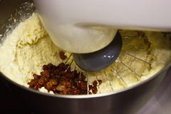 Gotować kulebiak, śmignięcie dla biczowanie śmietanki, curd baza - procesor dla ugniatać ciasto, głęboki metalu puchar rodzynka fotografia royalty free Gotować kulebiak, śmignięcie dla biczowanie śmietanki, curd baza - procesor dla ugniatać ciasto, głęboki metalu puchar rodzynka fotografia royalty free