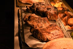 Gotująca pieczona noga baranka i baraniny złącza brać w restauraci mięso Fotografia Stock Gotująca pieczona noga baranka i baraniny złącza brać w restauraci mięso Fotografia Stock