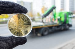 Goud bitcoin op de achtergrond royalty-vrije stock foto Goud bitcoin op de achtergrond royalty-vrije stock foto