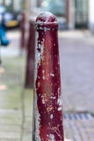 Gouda Söder-Holland/Nederländerna - Oktober 27 2018: den röda trottoarstolpen sköt genom att använda grunt djup av fältet arkivfoton Gouda Söder-Holland/Nederländerna - Oktober 27 2018: den röda trottoarstolpen sköt genom att använda grunt djup av fältet arkivfoton