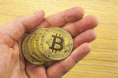 Gouden bitcoin in een mensen` s hand Symbool van een nieuwe virtuele munt 3D Illustratie stock foto Gouden bitcoin in een mensen` s hand Symbool van een nieuwe virtuele munt 3D Illustratie stock foto