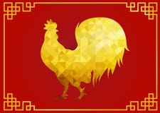 Gouden de dierenriem lage polysymbolen van de kippenhaan op rode achtergrond en gouden kader voor Chinese nieuwe jaarkaart royalty-vrije illustratie Gouden de dierenriem lage polysymbolen van de kippenhaan op rode achtergrond en gouden kader voor Chinese nieuwe jaarkaart royalty-vrije illustratie