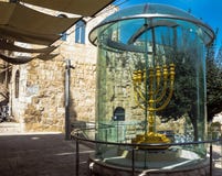 Gouden die Menorah - exemplaar van één in Tweede Tempel in Joods Kwart wordt gebruikt jeruzalem royalty-vrije stock afbeeldingen Gouden die Menorah - exemplaar van één in Tweede Tempel in Joods Kwart wordt gebruikt jeruzalem royalty-vrije stock afbeeldingen