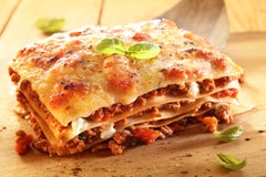 Gouden lasagna met vlees en deegwaren Stock Afbeelding Gouden lasagna met vlees en deegwaren Stock Afbeelding