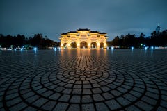 Gouden Liberty Square Arch bij nacht De hoofdingangingang in Liberty Square van Taipeh, Taiwan royalty-vrije stock afbeeldingen Gouden Liberty Square Arch bij nacht De hoofdingangingang in Liberty Square van Taipeh, Taiwan royalty-vrije stock afbeeldingen