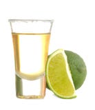 Gouden tequila in een glas met zout en de kalk op een wit isoleerden achtergrond Alcoholische dranken Close-up royalty-vrije stock fotografie Gouden tequila in een glas met zout en de kalk op een wit isoleerden achtergrond Alcoholische dranken Close-up royalty-vrije stock fotografie
