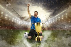 Gouden winnaar` s kop in het midden van een stadion met publiek royalty-vrije stock foto Gouden winnaar` s kop in het midden van een stadion met publiek royalty-vrije stock foto