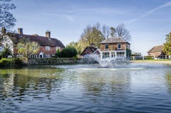 Goudhurst-Dorf-Teich lizenzfreies stockbild Goudhurst-Dorf-Teich lizenzfreies stockbild