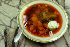 Goulache, boeuf, tomate, poivre, piment, soupe fumée à paprika Plat hongrois traditionnel photo stock Goulache, boeuf, tomate, poivre, piment, soupe fumée à paprika Plat hongrois traditionnel photo stock