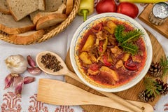 Goulash δοχείων με τις ντίβες που τοποθετείται στον πίνακα των συστατικών στοκ φωτογραφία με δικαίωμα ελεύθερης χρήσης Goulash δοχείων με τις ντίβες που τοποθετείται στον πίνακα των συστατικών στοκ φωτογραφία με δικαίωμα ελεύθερης χρήσης