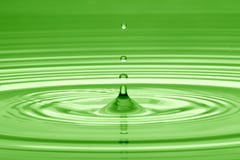 Goutte de l'eau dans le vert images stock Goutte de l'eau dans le vert images stock