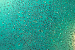 Gouttelettes d'eau sur un fond verdâtre photographie stock libre de droits Gouttelettes d'eau sur un fond verdâtre photographie stock libre de droits