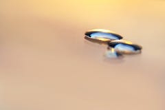 Gouttes de l'eau sur la surface en verre rose et grise Tonalité de pastel et de vanille images stock Gouttes de l'eau sur la surface en verre rose et grise Tonalité de pastel et de vanille images stock