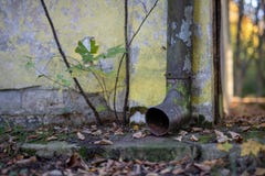 Gouttière vidangeant l'eau de pluie Le bâtiment est équipé du drainag photographie stock Gouttière vidangeant l'eau de pluie Le bâtiment est équipé du drainag photographie stock