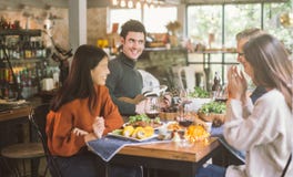 Gość restauracji z przyjaciółmi Grupa młodzi ludzie cieszy się gościa restauracji wpólnie zdjęcie stock Gość restauracji z przyjaciółmi Grupa młodzi ludzie cieszy się gościa restauracji wpólnie zdjęcie stock