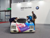 Goście Autoclassica Milano 2018 sprawdza BMW bieżnego samochód Mediolan Lombardy Włochy, Listopad 23 -, 2018 - fotografia royalty free Goście Autoclassica Milano 2018 sprawdza BMW bieżnego samochód Mediolan Lombardy Włochy, Listopad 23 -, 2018 - fotografia royalty free