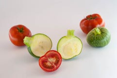 Gr?n zucchini och tomater arkivbild Gr?n zucchini och tomater arkivbild