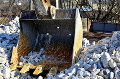 Graafwerktuig graven die in een steengroeve werken Graafwerktuig Bucket royalty-vrije stock afbeeldingen Graafwerktuig graven die in een steengroeve werken Graafwerktuig Bucket royalty-vrije stock afbeeldingen