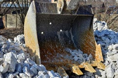 Graafwerktuig graven die in een steengroeve werken Graafwerktuig Bucket royalty-vrije stock afbeeldingen Graafwerktuig graven die in een steengroeve werken Graafwerktuig Bucket royalty-vrije stock afbeeldingen