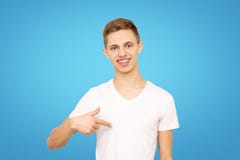Grabben i en vit T-tröja visar hans finger på honom i studion arkivfoto Grabben i en vit T-tröja visar hans finger på honom i studion arkivfoto