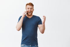 Grabbkänsla behog vännen som kallades på telefonen Förvånad lycklig känslobetonad rödhårig manman med borstinnehavsmartphonen när royaltyfri foto Grabbkänsla behog vännen som kallades på telefonen Förvånad lycklig känslobetonad rödhårig manman med borstinnehavsmartphonen när royaltyfri foto