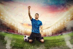 Gracz futbolu exults w stadium z widownią zdjęcie stock Gracz futbolu exults w stadium z widownią zdjęcie stock